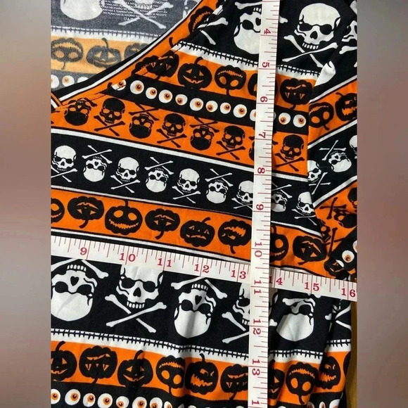 No Boundaries NOBO Long Sleeve Halloween SKULL CROSSBONES Top - Picture 2 of 5